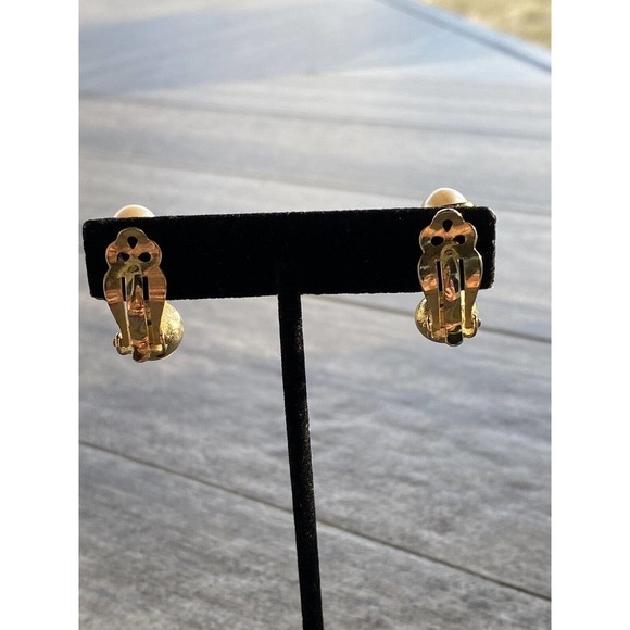 Vintage Clip Ons Earrings Three Faux Pearls Gold Tone Estate - Picture 12 of 12